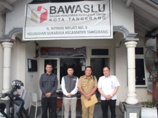 Penjabat Gubernur Banten, Al Muktabar saat hadir di Bawaslu Kota Tangerang untuk menyampaikan klarifikasi. Foto: ist