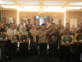 Pj Wali Kota Tangerang Dr Nurdin,S.Sos.,M.Si Bersama Para Peraih Penghargaan TangerangPos Reward 2024. Foto: ist