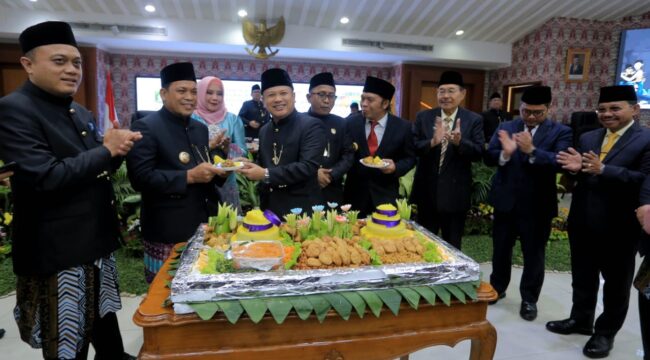 Pj. Wali Kota Tangerang Dr Nurdin S.Sos.,M.Si. saat menerima tumpeng dari Pimpinan DPRD Kota Tangerang. Foto: ist