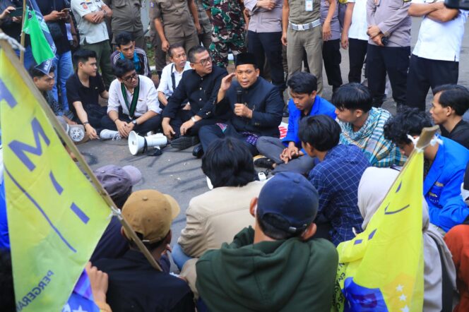 
 Pj. Wali Kota Tangerang Dr Nurdin,S.Sos.,M.Si saat 'Ndeprok' Bareng Mahasiswa. Foto: Ist