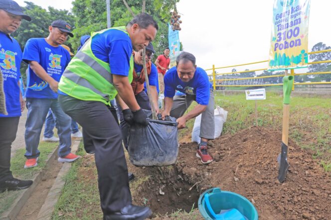 
 Pj Wali Kota Tangerang Dr Nurdin, S.Sos.,M.Si saat Menanam Pohon. Foto: ist