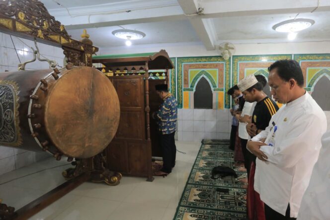 
 Pj Wali Kota Tangerang Dr Nurdin, S.Sos.,M.Si Saat Menjadi Imam Sholat Masjid Pintu Seribu Periuk Kota Tangerang. Foto: ist