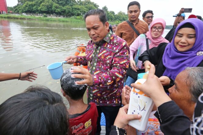 
 Pj Wali Kota Tangerang Dr. Nurdin, S.Sos.,M.Si saat Mengeramasi Anak Yang Mengikuti Festival Keramas Sambut Ramadhan. Foto: ist