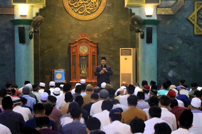 
 Pj Wali Kota Tangerang, Dr. Nurdin, S.Sos.,M.Si Saat memberikan sambutan sebelum Dilaksanakan Sholat Tarawih. Foto: ist