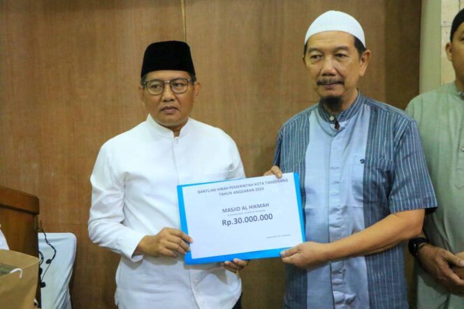 
 Sekretaris Daerah Kota Tangerang Herman Suwarman saat menyerahkan bantuan Hibah kepada Pengurus Masjid Jami Al Hikmah Tanah Tinggi Tangerang. Foto: ist