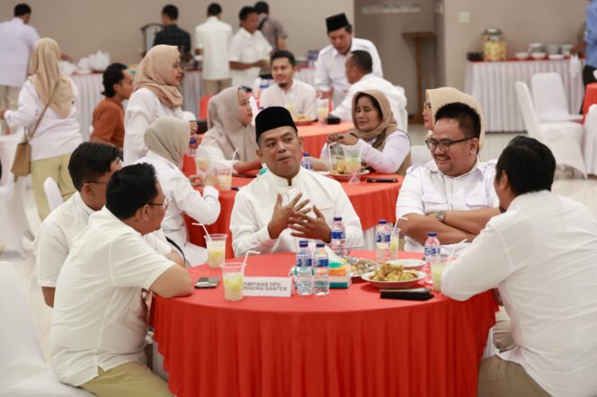 
 Ketua DPD Partai Gerindra Provinsi Banten Andra Soni saat berbincang bersama pengurus DPD Gerindra Banten. Foto: Imam DJM