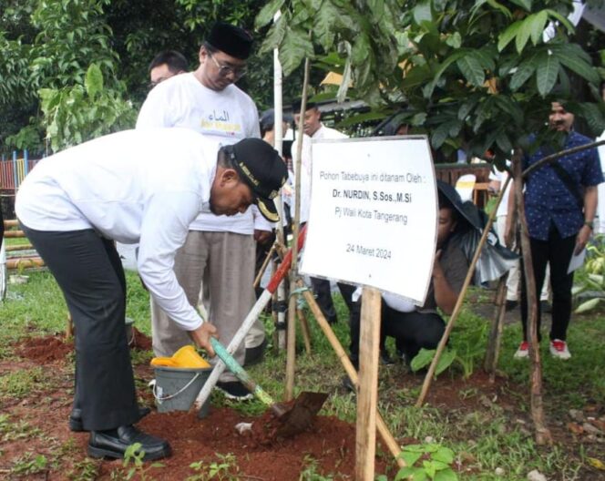 
 Pj Wali Kota Tangerang Dr Nurdin, S.Sos.,M.Si Saat Menanam Pohon di Area Banksasuci Panunggangan Barat Kecamatan Cibodas. Foto: ist