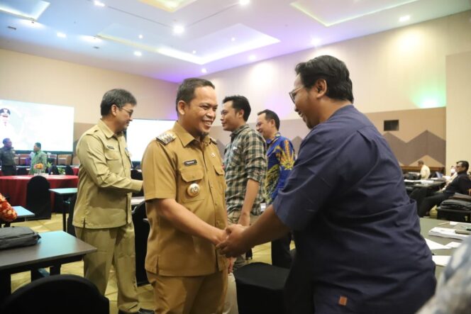 
 Pj Wali Kota Tangerang Dr Nurdin,S.Sos.,M.Si saat menyalami Peserta Musrenbang RKPD Kota Tangerang. Foto: Tyo