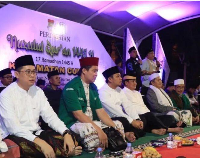 
 Camat Curug Arif Rachman Hakim mendampingi Sekda Kabupaten Tangerang Moch Maesyal Rasyid pada Peringatan Nuzulul Qur'an di Halaman Kantor Kecamatan Curug. Foto: ist