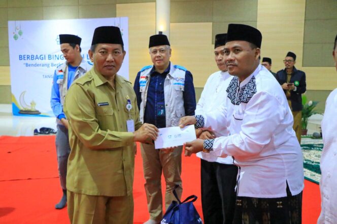 
 Sekretaris Daerah Kota Tangerang, Herman Suwarman saat Menyerahkan Bingkisan Lebaran. Foto: ist