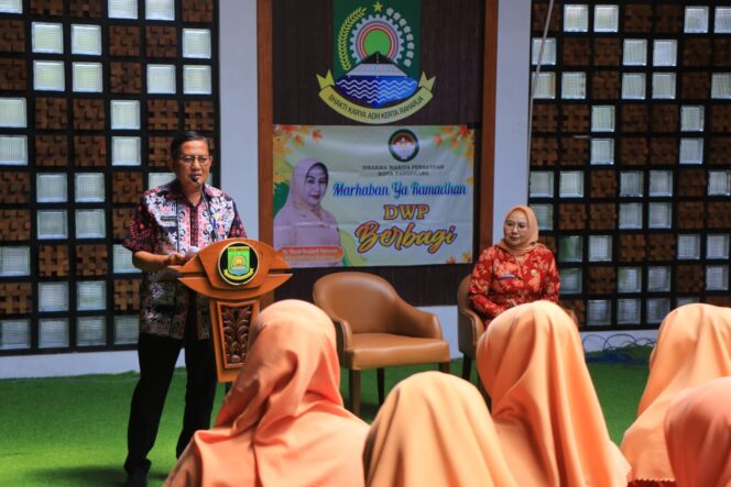 
 Sekretaris Daerah (Sekda) Kota Tangerang, Herman Suwarman saat membuka Acara DWP Berbagai. Foto: 