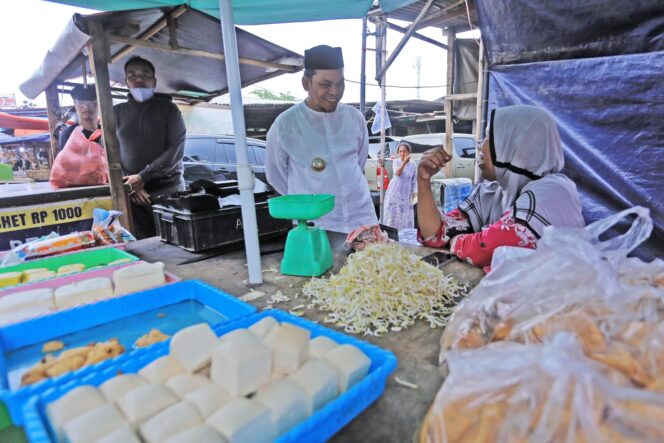 
 Pj Wali Kota Tangerang Dr Nurdin, S.Sos.,M.Si saat berbincang dengan Pedagang Pasar Sipon. Foto: ist