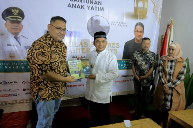 
 Pj Wali Kota Tangerang Dr Nurdin, S.Sos.,M.Si saat menerima Buku dari Ketua Umum JMSI Teguh Santosa yang didampingi Ketua JMSI Banten, Wahyu Hariyadi. Foto: ist