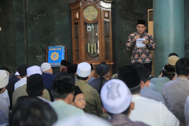 
 Pj. Wali Kota Tangerang Dr.Nurdin,S.Sos.,M.Si saat Memberikan Sambutan Jelang Sholat Idul Fitri di Masjid Raya Al'Azhom. Foto: ist