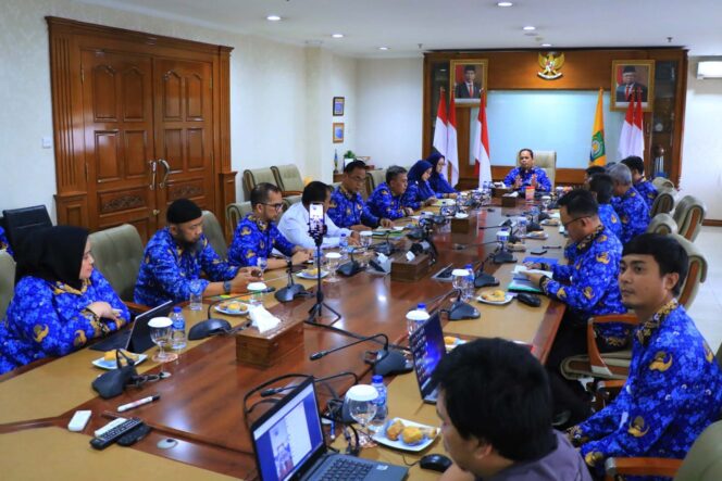 
 Pj Wali Kota Tangerang Dr Nurdin, S.Sos.,M.Si saat memimpin Rapat Penataan Pasar Sipon. Foto: ist
