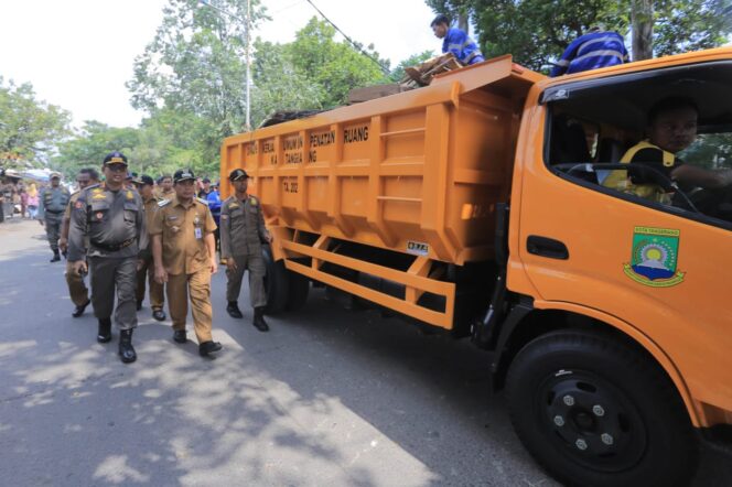 
 Pj Wali Kota Tangerang Dr Nurdin,S.Sos.M.Si bersama Kepala Satpol PP Kota Tangerang Wawan Fauzi saat Penataan Kali Sipon. Foto: ist