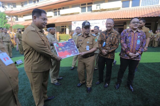 
 Pj Wali Kota Tangerang Dr.Nurdin,S.Sos.M.Si saat menyerahkan Kartu Kredit Indonesia kepada Kepala Bapenda Kota Tangerang, Kiki Wibawa. Foto: ist