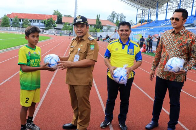 
 Pj. Wali Kota Tangerang Dr.Nurdin Bersama Ketua Askot PSSI Kota Tangerang, Sachrudin dan Manajer Persikota AKBP Sigit Haryono Saat membuka Trofeo Match. Foto: Ist
