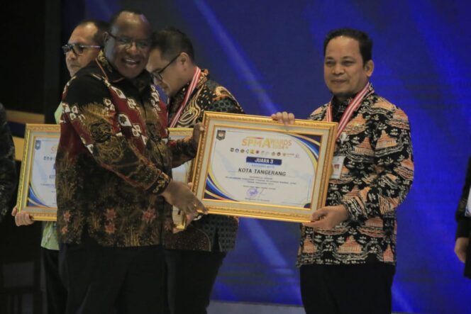 
 Wakil Menteri Dalam Negeri Republik Indonesia (Wamendagri) John Wempi Wetipo Saat Menyerahkan Piagam kepada Penjabat (Pj) Wali Kota Tangerang, Dr. Nurdin, dalam acara SPM Awards di Hotel Bidakara Jakarta, Rabu, (24/04). Foto: ist