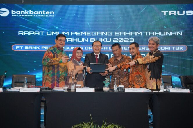 
 Jajaran Komisaris dan Direksi Bank Banten Saat RUPS Tahunan Bank Banten di Hotel Aston Kota Serang, Selasa (30/04/2024). Foto: ist