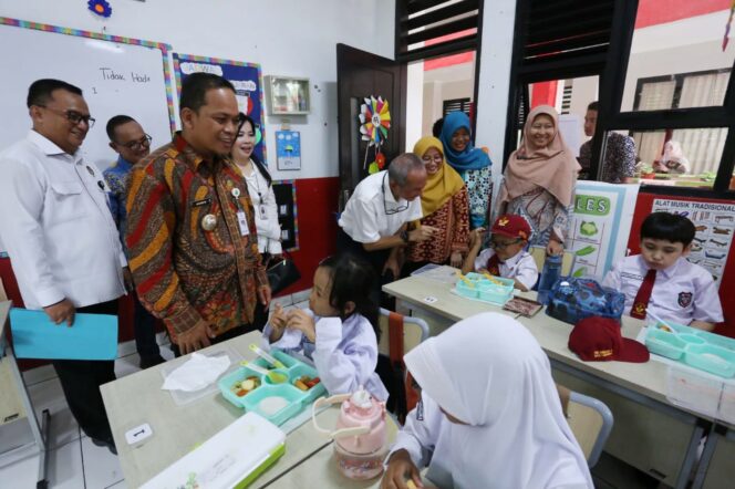 
 Pj Wali Kota Tangerang Dr Nurdin saat monitor pelaksanaan uji coba Program Makan Bergizi Gratis. Foto: ist