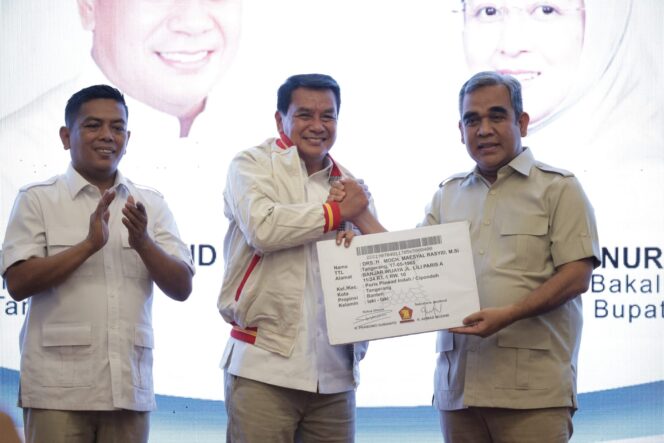 
 Sekretaris Jenderal DPP Partai Gerindra Ahmad Muzani didampingi Ketua DPD Gerindra Provinsi Banten Andra Soni menyerahkan KTA Gerindra Secara Simbolis kepada Bakal Calon Bupati Tangerang Moch.Maesyal Rasyid. Foto: Imam DJM