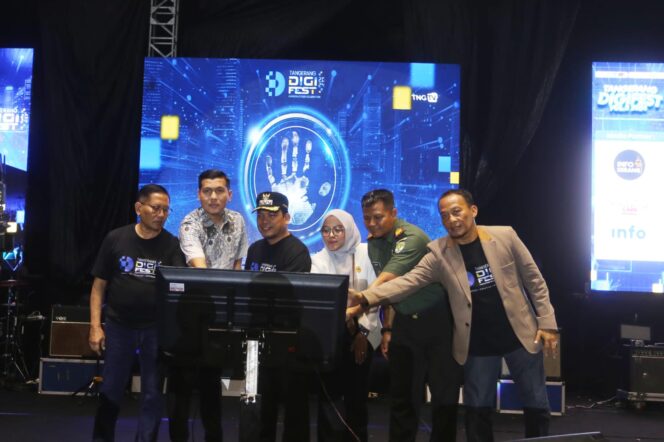 
 Pj Wali Kota Tangerang Dr Nurdin didampingi Sekda Kota Tangerang Herman Suwarman dan Sekdis Kominfo Nurhidayatullah saat membuka Digifest Vol.2. Foto: ist