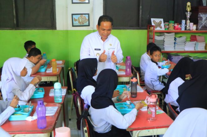 
 Pj Wali Kota Tangerang Dr Nurdin saat meninjau Pembiasaan MBG di SD Negeri Gandasari 1 Jatiuwung Kota Tangerang. Foto: Ist