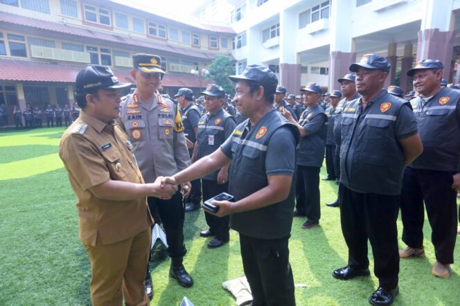 
 Pj Wali Kota Tangerang Dr Nurdin saat memimpin Apel Siaga Satuan Perlindungan Masyarakat (Satlinmas) sebagai bentuk kesiapan dalam mendukung pelaksanaan Pemilihan Kepala Daerah (Pilkada). Foto: ist