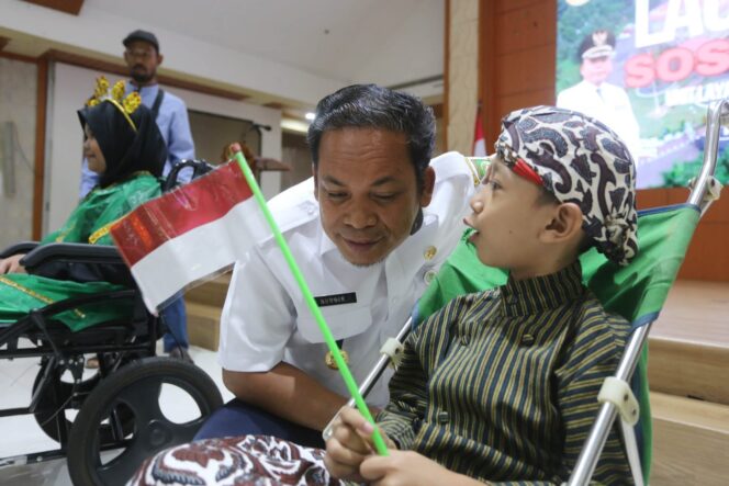 
 Pj Wali Kota Tangerang Dr Nurdin saat Berbincang Hangat dengan Anak-anak Penyandang Disabilitas. Foto: Ist
