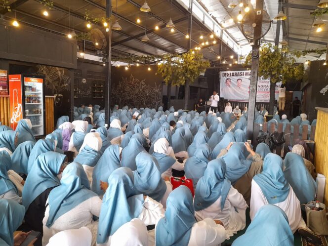 
 Ribuan Emak-emak Majelis Taklim Kota Tangerang Deklarasi Dukungan Andra Soni-Dimyati. Foto: ist