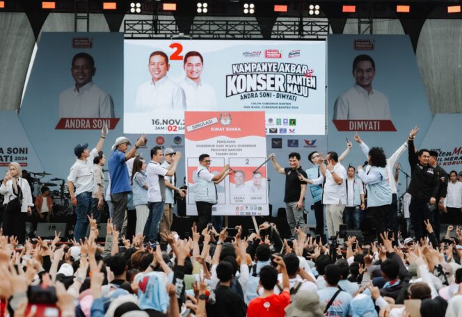 
 Pasangan calon Gubernur dan Wakil Gubernur Banten nomor urut 02, Andra Soni-Dimyati Natakusumah Saat Menghadiri Kampanye Akbar dan Konser Banten Maju di Lapangan Bukit Cilegon Asri (BCA). Foto: ist