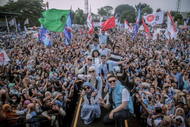 
 Pasangan Calon Gubernur dan Wakil Gubernur Banten Andra Soni-Dimyati Natakusumah serta sejumlah pengisi acara Konser Banten Maju foto bersama ditengah lautan warga Kota Tangerang Selatan. Foto: ist