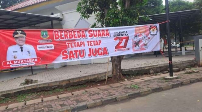 
 Spanduk Bergambar Pj Gubernur Banten Al Muktabar yang Dinilai Sugestif oleh KNPI Banten. Foto: ist