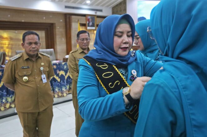
 Pj Wali Kota Tangerang Dr Nurdin dampingi Ketua Tim Pembina Posyandu Kota Tangerang Ibu Zuraidiati Nurdin Saat Melantik Tim Pembina Posyandu Kota Tangerang dan Kecamatan. Foto: ist