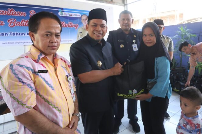 
 Pj Wali Kota Tangerang Dr Nurdin didampingi Kepala Dinsos Kota Tangerang Mulyani dan Plt.Camat Batuceper Andika Nugraha Menyerahkan Bansos Keluarga Balita Resiko Stunting. Foto: ist