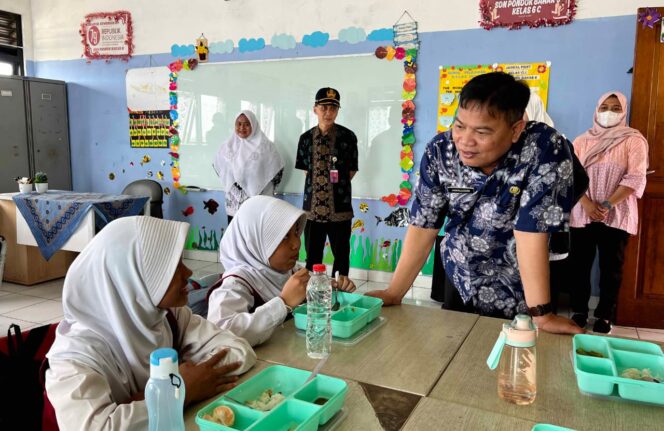 
 Kepala Dinas Pendidikan Kota Tangerang, Dr. H. Jamaluddin.,M.Pd Saat Meninjau Pembiasaan MBG di SDN Pondok Bahar 6. Foto: ist