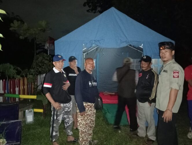 
 Kepala Unit Banksasuci Panunggangan Barat Cibodas Kota Tangerang Sade Sundana bersama Pengurus Tagana Kota Tangerang Jhon Mukmin Kusnendar dan jajaran di Lokasi Kebakaran Banksasuci. Foto: ist