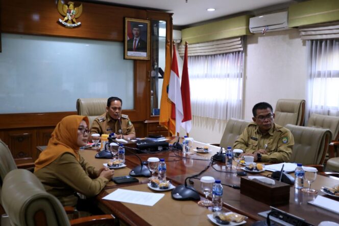 
 Pj Wali Kota Tangerang Dr Nurdin saat memimpin Rapat Exposure dan Rekomendasi Hasil EPPD. Foto: ist