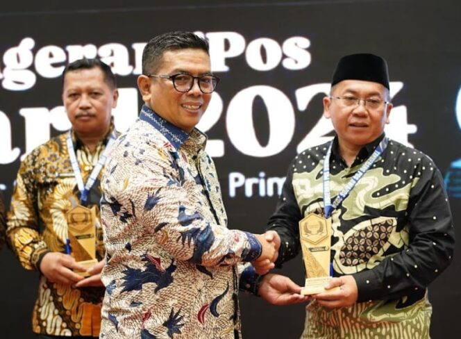 
 Gubernur Banten Andra Soni saat menyerahkan penghargaan TangerangPos Award kepada Dr.H.Syadeli,M.Si. Foto: TangerangPos 