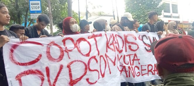 
 Massa Aksi Bentangkan Spanduk Tuntut Copot Kepala BKPSDM Kota Tangerang. Foto: Acenk