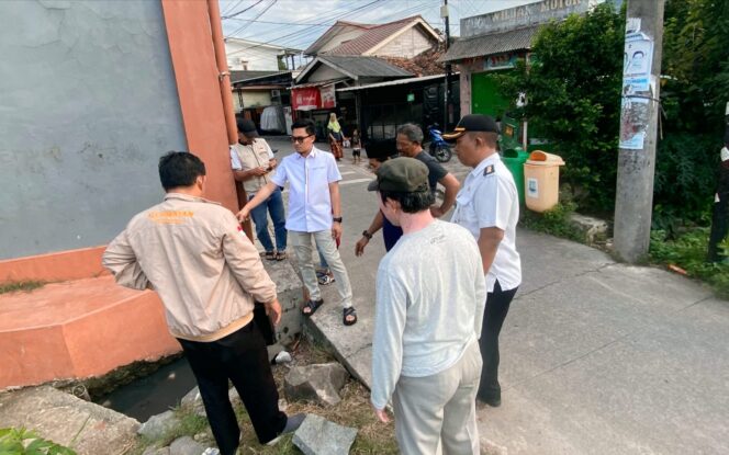 
 Anggota DPRD Kota Tangerang Hafidz Firdaus saat meninjau Titik Banjir. Foto: ist