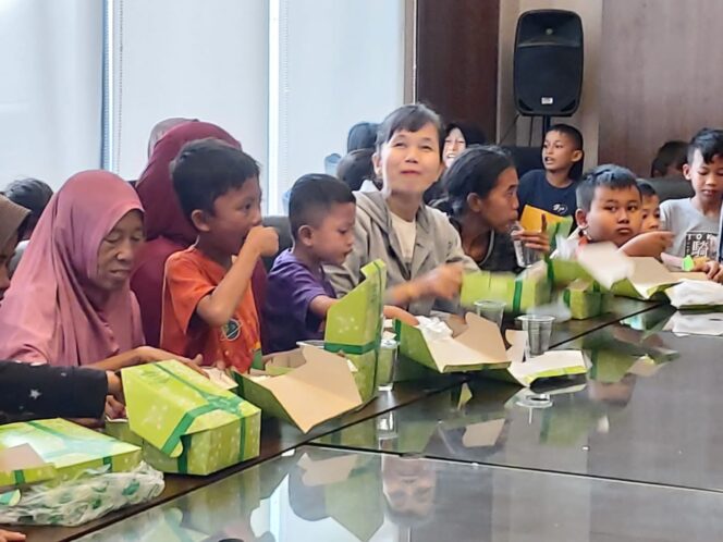 
 Anak-anak dan Lansia saat Menikmati Makan Ditempat Program Makan Siang Gratis di Kantor DPD Partai Gerindra Provinsi Banten. Foto: TangerangPos 
