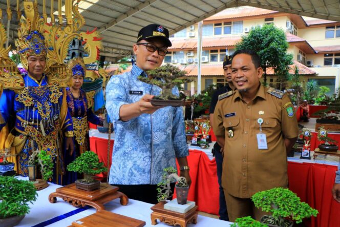 
 Ketua Umum Rumah Bonsai Indonesia (RUBI), Zudan Arif Fakrullah dan Pj Wali Kota Tangerang, Dr. Nurdin. Foto: ist 