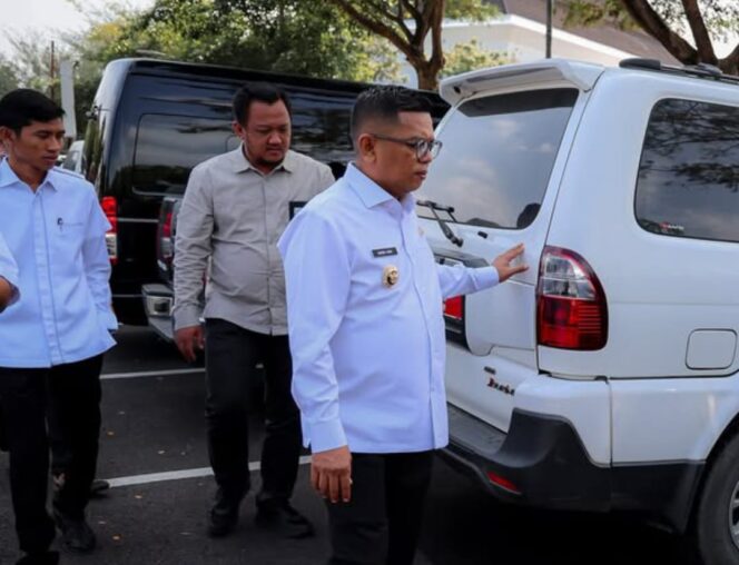 
 Gubernur Banten Andra Soni saat meninjau Mobil Dinas yang terparkir di Halaman Sekda Provinsi Banten. Foto: ist