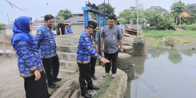 
 Wali Kota Tangerang Sachrudin Bersama Kepala Bappeda dan Kepala Dinas PUPR Banten saat Meninjau Pintu Air Sarakan Kabupaten Tangerang. Foto: ist