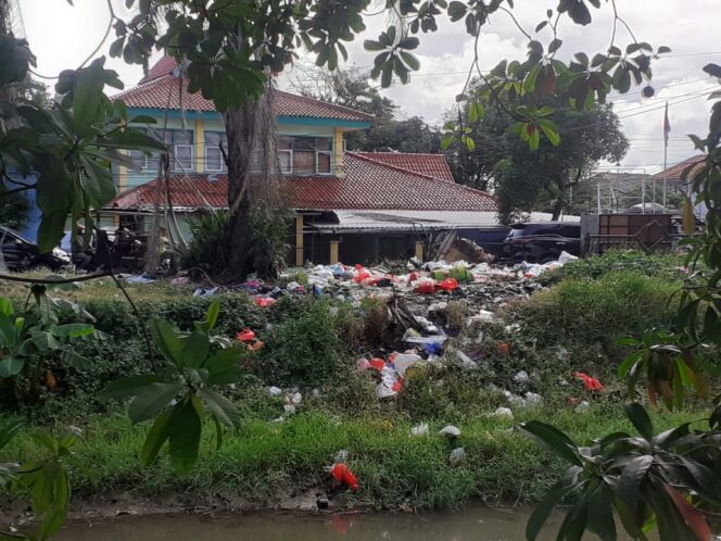 
 Tumpukan Sampah Dekat Puskesmas Neglasari Berjatuhan ke Kali. Foto: Fale Wali