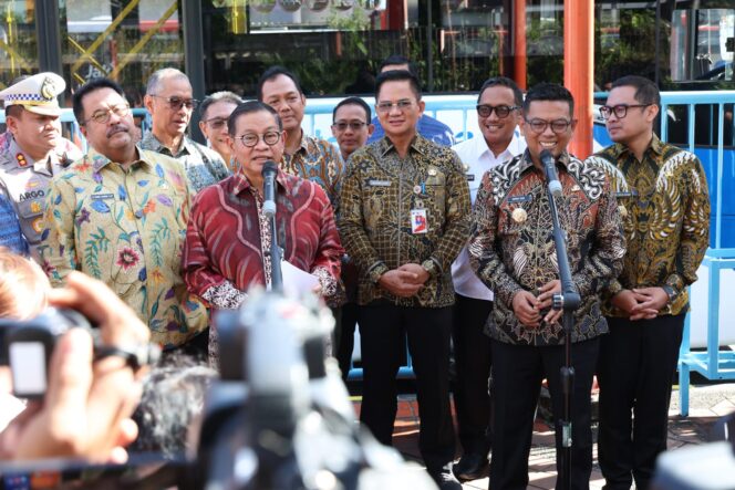 
 Gubernur Banten Andra Soni bersama Gubernur Daerah Khusus Jakarta (DK Jakarta) Pramono Anung dan Wakil Gubernur DK Jakarta Rano Karno saat meresmikan operasional TransJakarta Trayek S-61 yang menghubungkan Blok M dengan Alam Sutera, di Terminal Blok M. Foto: ist