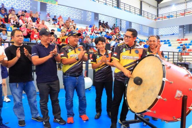 
 Wakil Wali Kota Tangerang Maryono saat Membuka Ajang kompetisi marching band bergengsi Tangerang Open Marching Band (TOMB) 2025 di GOR Cipondoh. Foto: ist