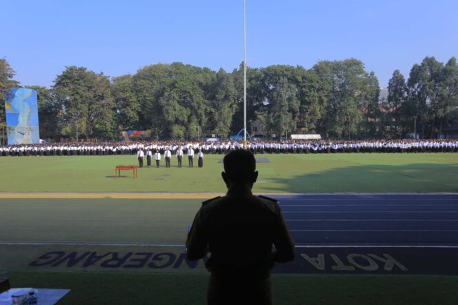 
 Wali Kota Tangerang Sachrudin saat melantik 3.419 pegawai honorer sebagai Pegawai Pemerintah dengan Perjanjian Kerja (PPPK) di Lapangan Alun-alun Ahmad Yani Kota Tangerang, Senin (05/05/2025). Foto: ist